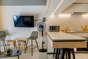 Fridge, microwave, oven, stovetop - Huelén | Exclusivity and the Heart of Providencia (Providencia)