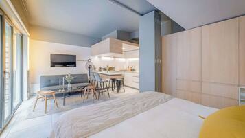 Tabla de planchar con plancha, wifi y ropa de cama