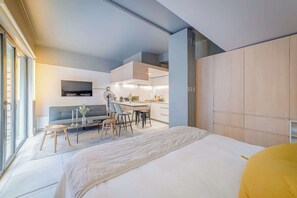 Tabla de planchar con plancha, wifi y ropa de cama 