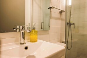 Dusj, hårføner og håndklær