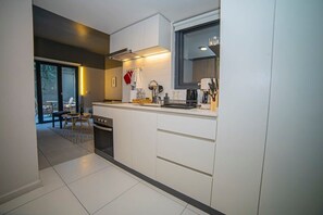 冷蔵庫、電子レンジ、オーブン、コンロ