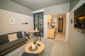 Televisión y oficina 