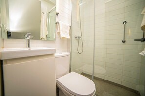 Een douche, een haardroger, handdoeken