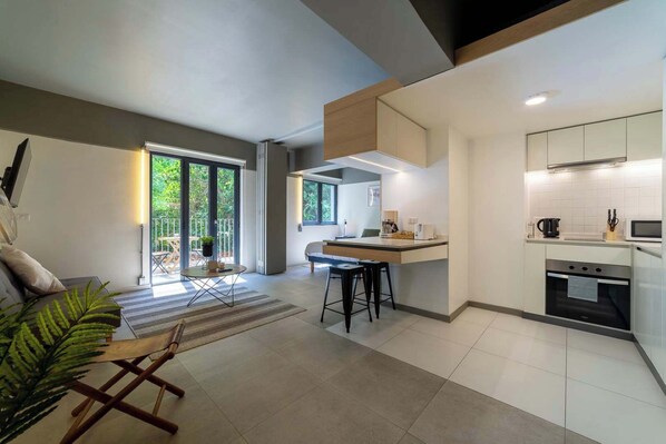 Fridge, microwave, oven, stovetop - Stay in Comfort Just Steps Away from Bellavista (Providencia)