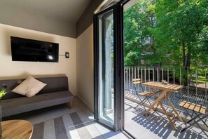 TV, offices - Stay in Comfort Just Steps Away from Bellavista (Providencia)