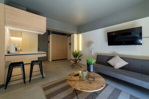 TV, offices - Stay in Comfort Just Steps Away from Bellavista (Providencia)