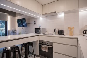 冷蔵庫、電子レンジ、オーブン、コンロ