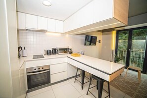 Kühlschrank, Mikrowelle, Ofen, Herdplatte