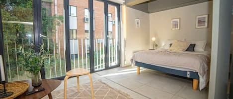 Desk, iron/ironing board, WiFi, bed sheets