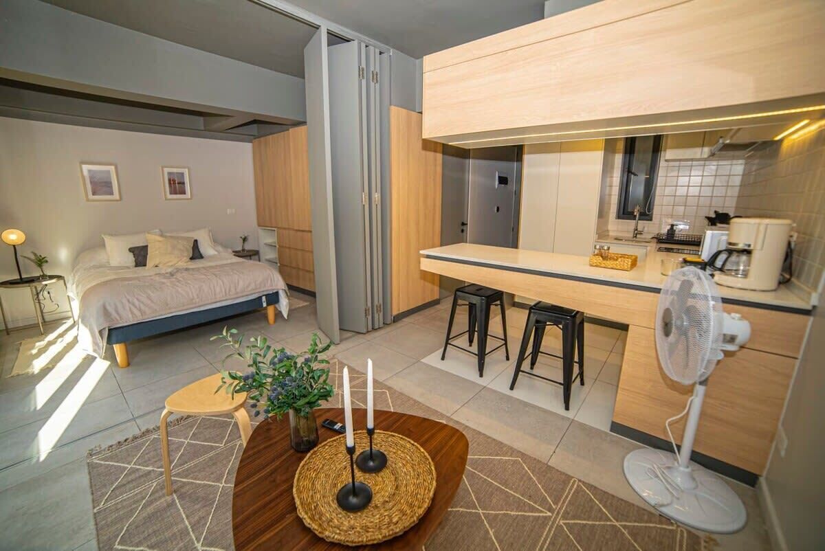 Desk, iron/ironing board, WiFi, bed sheets