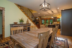 Dining - LaurelCreekL: Water View, Secluded, Yard, Hot Tub, Wifi, Games, near Attractions (Sevierville)