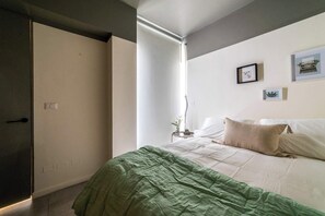 1 bedroom, desk, iron/ironing board, WiFi