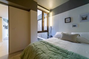 1 bedroom, desk, iron/ironing board, WiFi