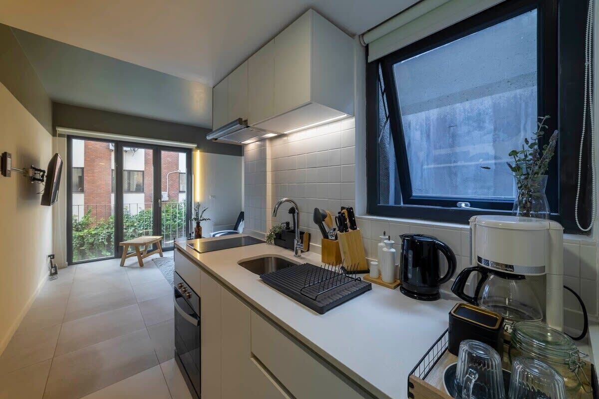 Kühlschrank, Mikrowelle, Ofen, Herdplatte