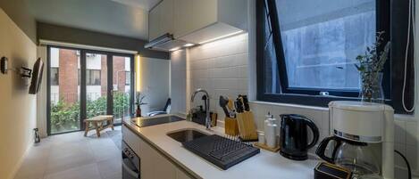 Frigorífico, microondas, horno y placa de cocina