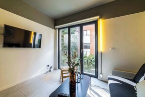 TV, offices - Huelén | Tradition Meets Modernity in Providencia (Providencia)