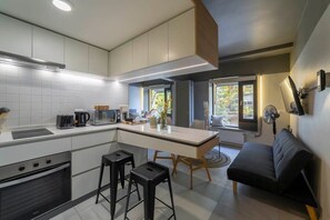 Kühlschrank, Mikrowelle, Ofen, Herdplatte