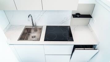 Frigorifero, microonde, piano cottura, lavastoviglie