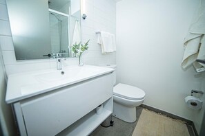 Shower, hair dryer, towels - Huelén | A Collector’s Piece in the Neighborhood (Providencia)