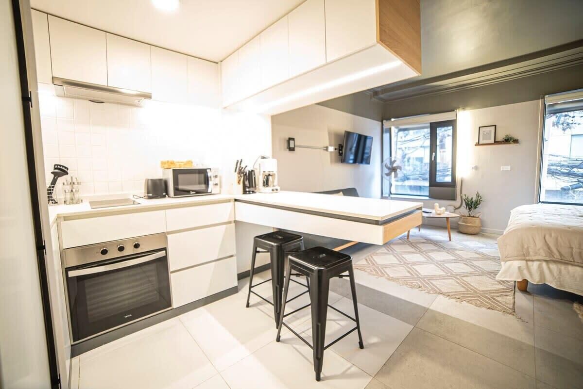 冷蔵庫、電子レンジ、オーブン、コンロ