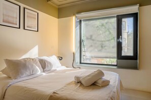 Desk, iron/ironing board, WiFi, bed sheets