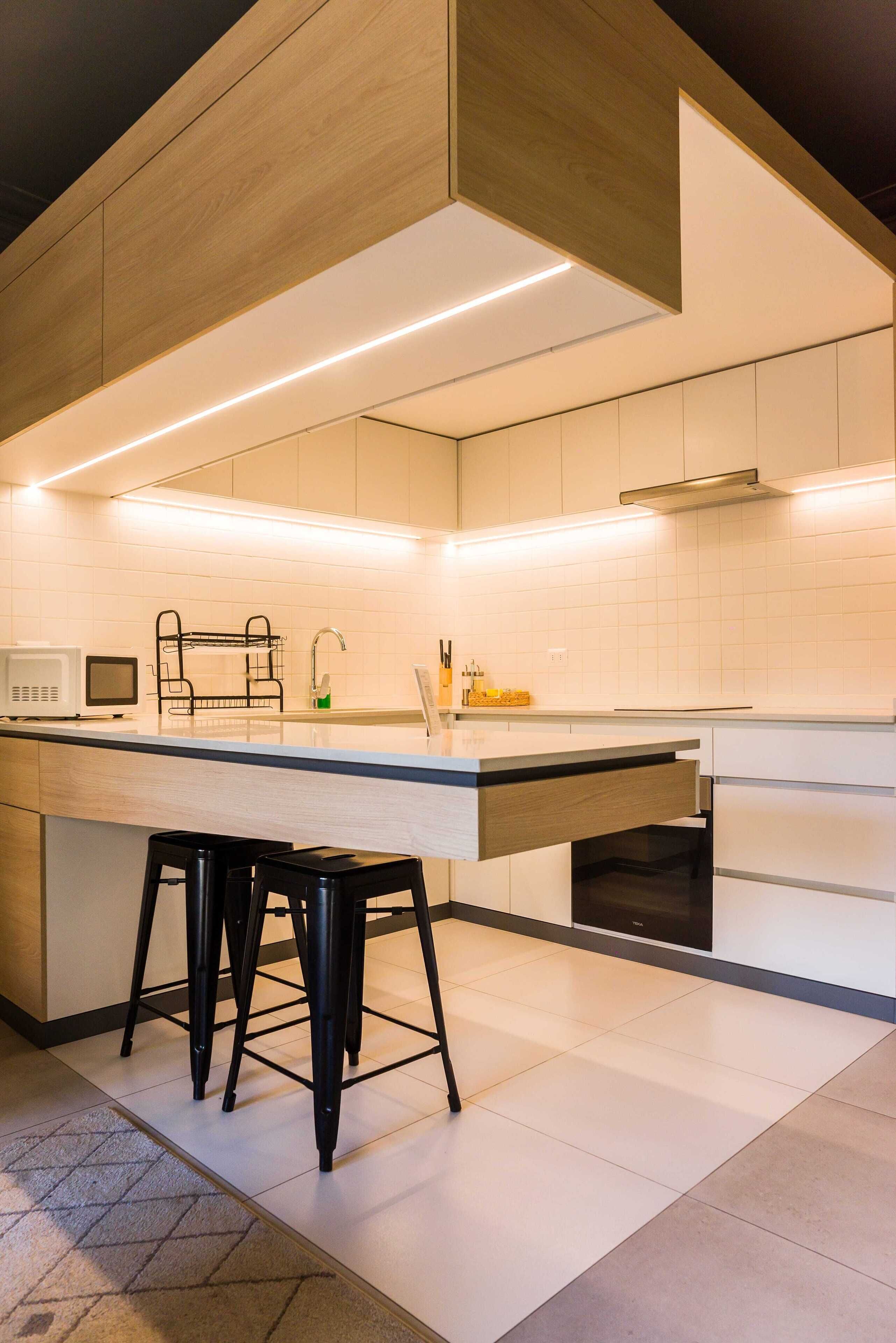 Mikrowelle, Ofen, Herdplatte, Wasserkocher mit Kaffee-/Teezubehör