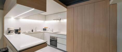 Micro-ondes, four, plaque de cuisson, cafetière/bouilloire