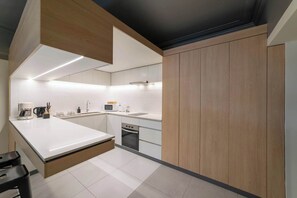 Mikrowelle, Ofen, Herdplatte, Wasserkocher mit Kaffee-/Teezubehör