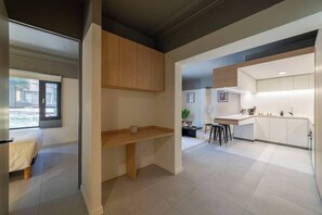 Escritorio, tabla de planchar con plancha, wifi y ropa de cama 