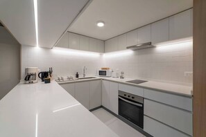 Microondas, horno, parrilla de estufa y cafetera y tetera 