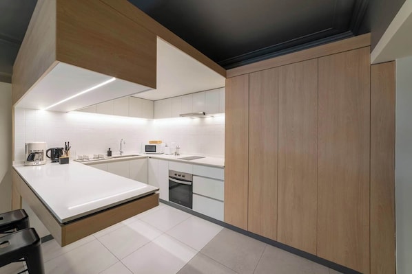 Microwave, oven, stovetop, coffee/tea maker - Elegant apartment steps away from Salvador Station (Providencia)