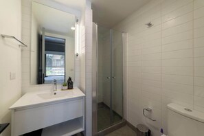 Regadera, secadora de cabello, toallas 