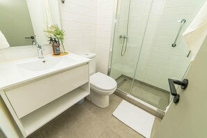 Shower, hair dryer, towels - Huelén | Inspiring Spaces for a Modern Lifestyle (Providencia)