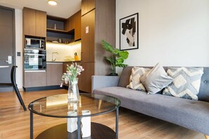 TV, offices - Chic & Spacious 2BR Retreat Steps from Metro (Santiago)