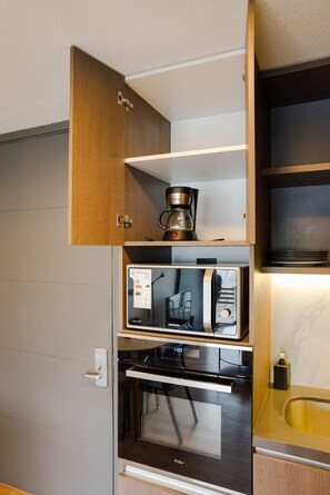 Jääkaappi, mikroaaltouuni, uuni, liesi