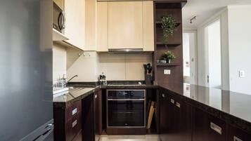 Fridge, microwave, oven, stovetop