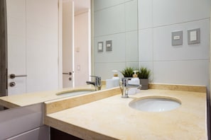 A bathroom with two sinks, a mirror, and a potted plant. - Modern 2-Bedroom, 2-Bath Apartment For 5 Guests (Las Condes)