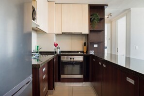 冷蔵庫、電子レンジ、オーブン、コンロ