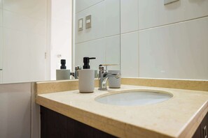 シャワー、ヘアドライヤー、タオル