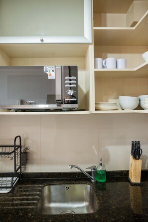 Coffee/tea maker, fridge, microwave, oven