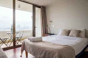 1 bedroom, iron/ironing board, WiFi, bed sheets - Cozy 1BR in Prime Location: Amenities & City Views (Las Condes)