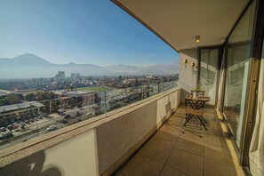 Outdoor dining - Las Condes Luxury Apartment: Pool, Gym & Balcony (Las Condes)