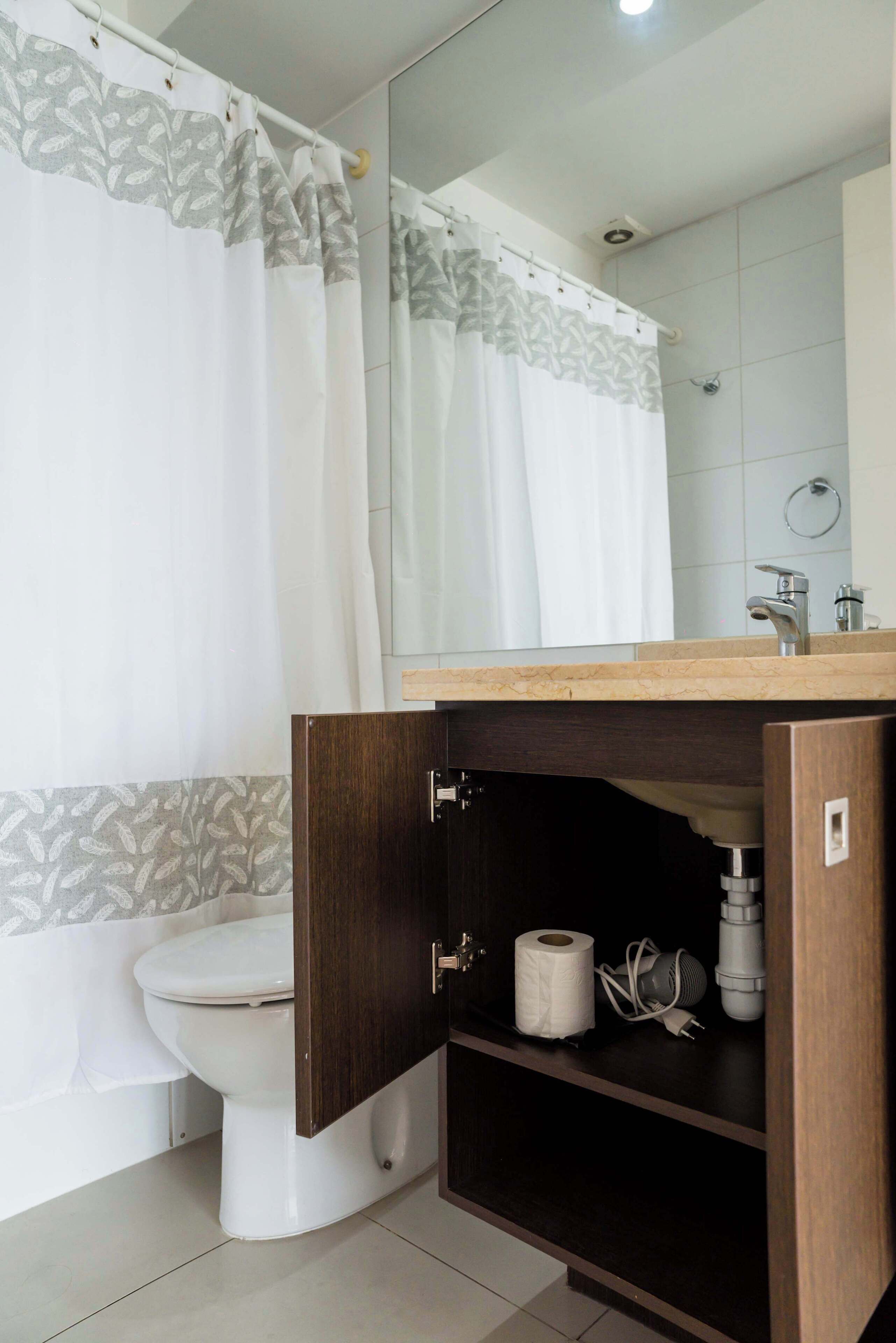 Een douche, een haardroger, handdoeken