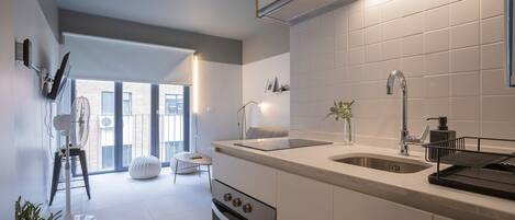 Réfrigérateur, micro-ondes, four, plaque de cuisson