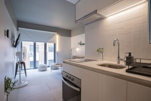 Kühlschrank, Mikrowelle, Ofen, Herdplatte