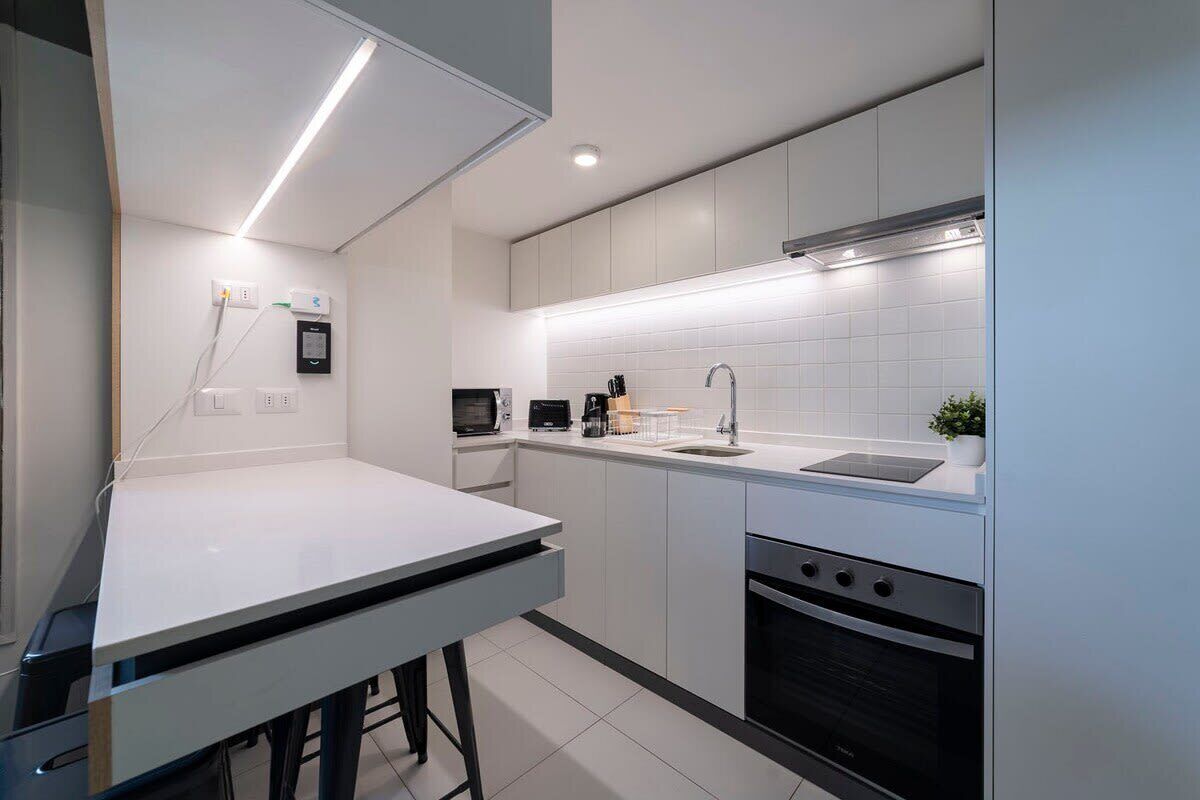 Frigorifero, microonde, forno, piano cottura