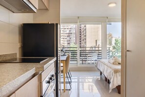 Tabla de planchar con plancha, wifi y ropa de cama 