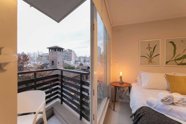 Tabla de planchar con plancha, wifi y ropa de cama 