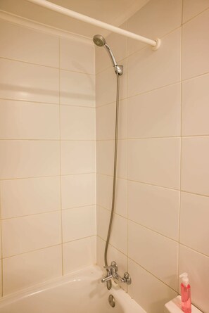 Ducha, secador de pelo y toallas