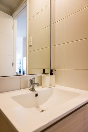 Regadera, secadora de cabello, toallas 